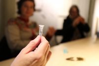 Extracting DNA using kitchen methods, workshop by Hege Tapio (Photo: Oslofjord ecologies).