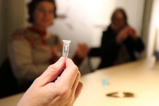 Extracting DNA using kitchen methods, workshop by Hege Tapio (Photo: Oslofjord ecologies).